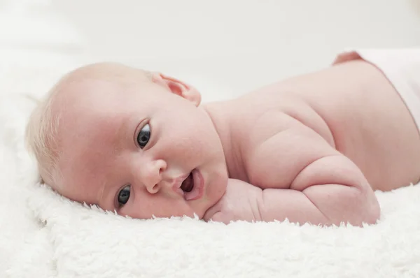 Милый очаровательный портрет новорожденного — стоковое фото
