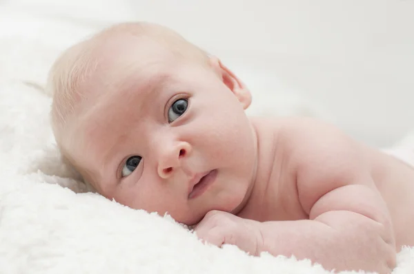 Söt bedårande nyfödda baby porträtt — Stockfoto