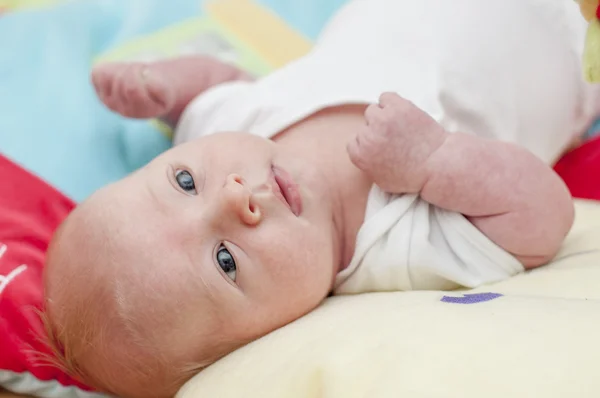 Schattige pasgeboren baby spelen op een speelkleed baby spelen sportschool — Stockfoto