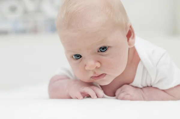 Roztomilý rozkošný novorozeně s portrétem modré oči — Stock fotografie