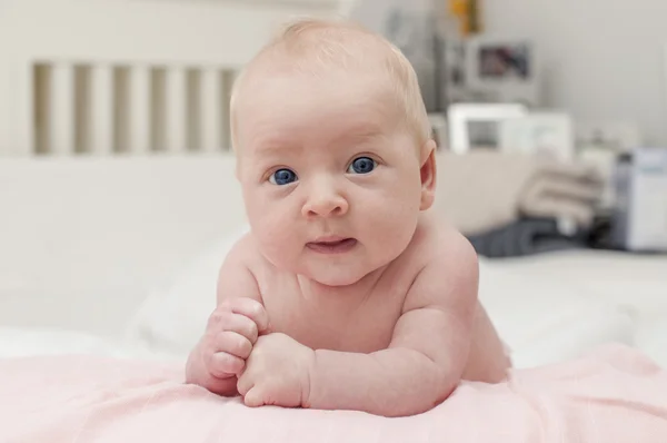 Lindo bebé recién nacido adorable con retrato de ojos azules — Foto de Stock