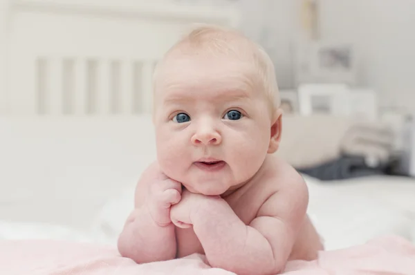 Bonito bebê recém-nascido adorável com olhos azuis retrato — Fotografia de Stock