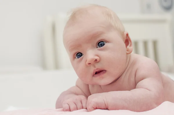 Schattige schattig pasgeboren baby met blauwe ogen portret — Stockfoto