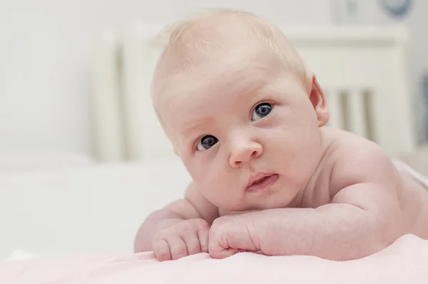 Schattige schattig pasgeboren baby met blauwe ogen portret — Stockfoto