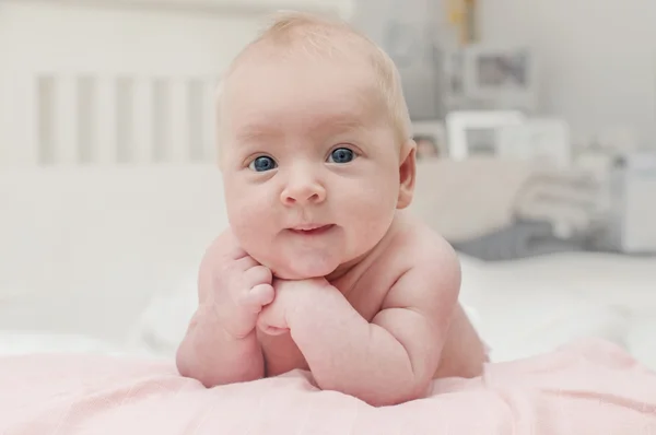 Schattige schattig pasgeboren baby met blauwe ogen portret — Stockfoto