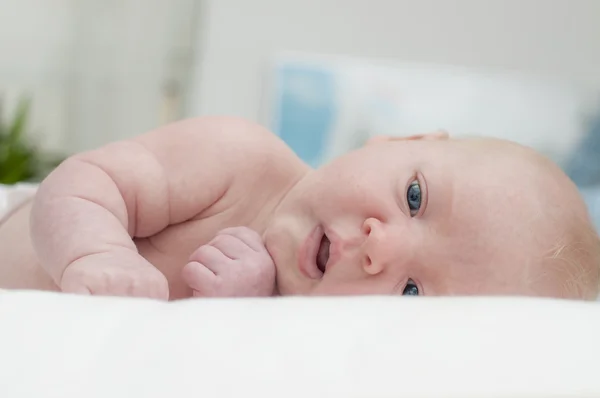Ładny noworodek noworodka z niebieski oczy piękny portret — Zdjęcie stockowe