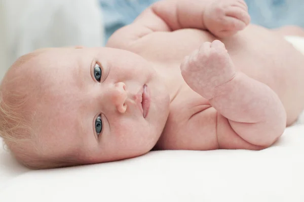 Søtt nyfødt barn med blå øyne – stockfoto