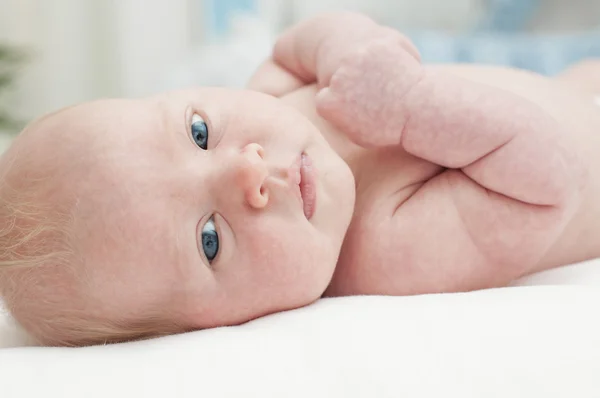 Söt bedårande nyfödda barn med blå ögon porträtt — Stockfoto