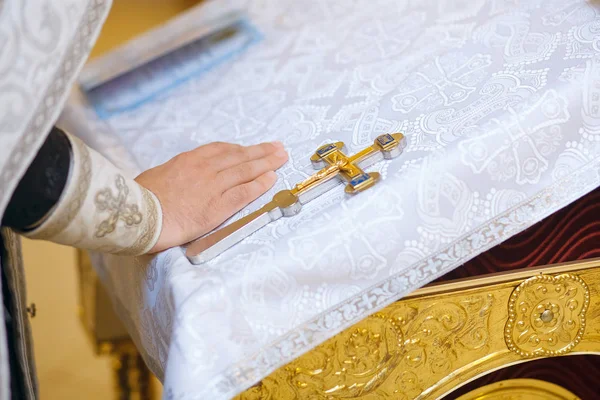 Orthodoxe christelijke priester voert ritus — Stockfoto