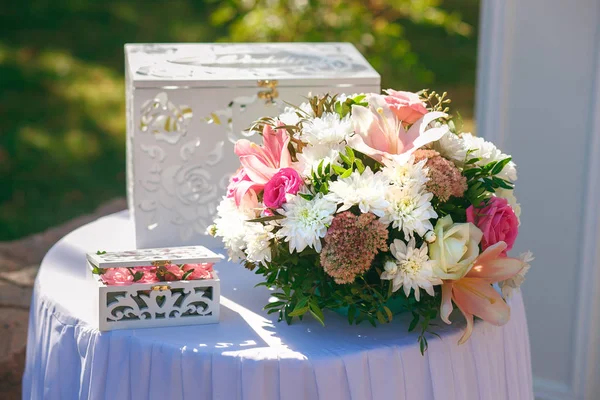 Piękne wesele wystrój kwiatów — Zdjęcie stockowe