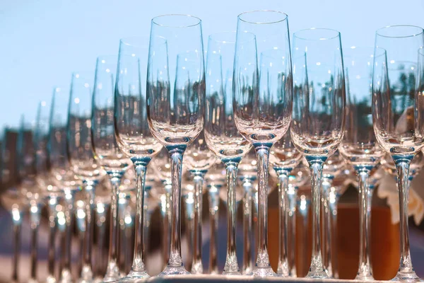 Πολλή άδεια ποτήρια κρασί. Κοντινό πλάνο γραμμής γυαλιά προετοιμασία υπηρεσία για πάρτι — Φωτογραφία Αρχείου