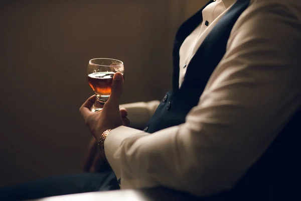 Viski cam elinde tutan adam