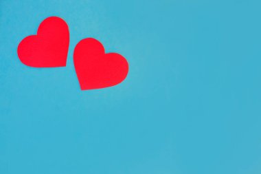 İki kırmızı sıcak kalpler mavi bir arka plan üzerinde birlikte