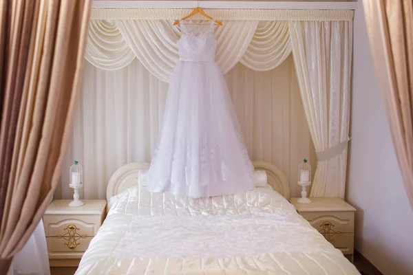 美しいウェディング ドレス花嫁の部屋にぶら下がっています。 — ストック写真