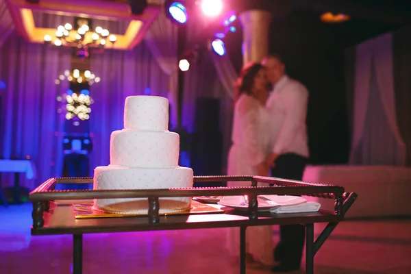 Очаровательные невесты целуются возле свадебного торта — стоковое фото