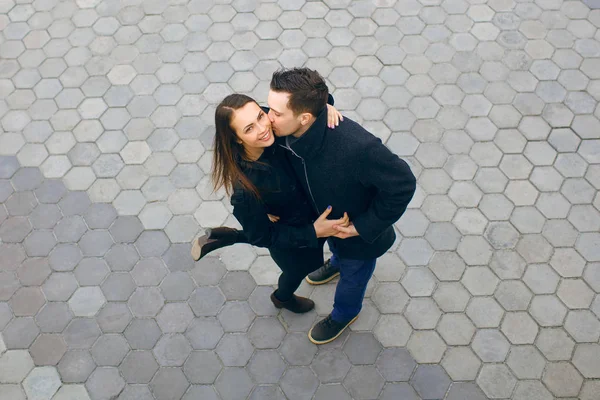 Junge küsst seine Freundin auf die Wange — Stockfoto