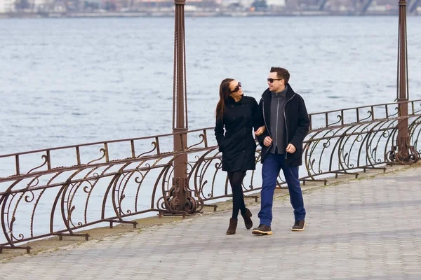 Joven Hombre Mujer Caminando Largo Del Paseo Marítimo —  Fotos de Stock