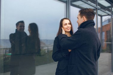 güzel çift pencere, adam kız yüz dokunmadan sarılma