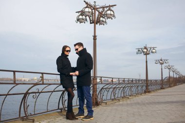 genç adam ve sahil yürüyen kadın