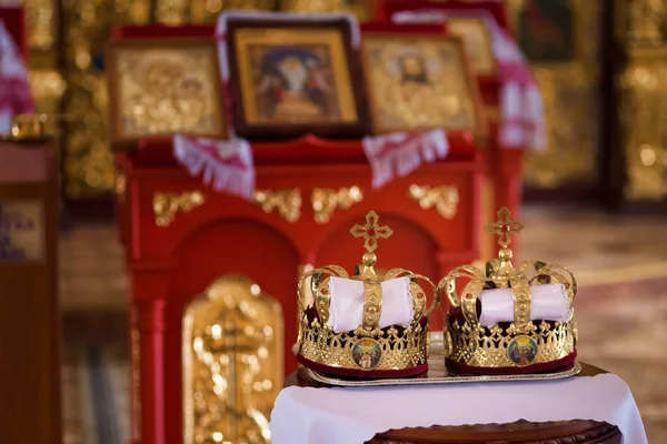 Orthodoxe bruiloft accessoires, waaronder twee kronen — Stockfoto