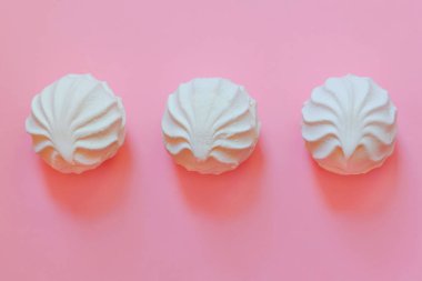 üç beyaz marshmallow bir pembe yalan