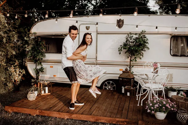 Güzel genç çift eğleniyor, genç insanlar karavanlarının yanında. — Stok fotoğraf