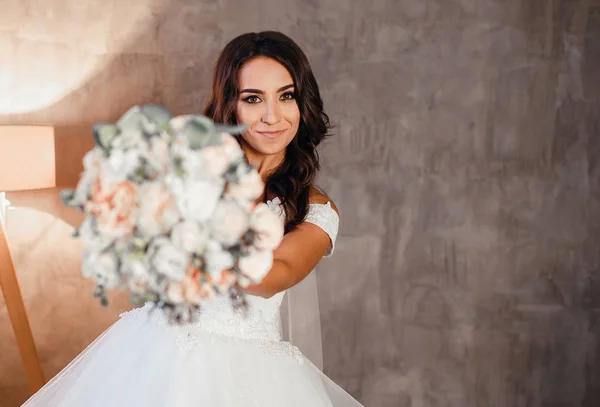 Noiva se divertindo e se escondendo atrás de um buquê de flores bonitas, foto horizontal — Fotografia de Stock