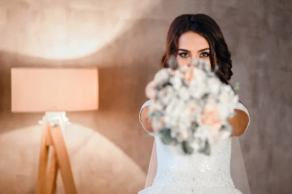 Noiva se divertindo e se escondendo atrás de um buquê de flores bonitas, foto horizontal — Fotografia de Stock