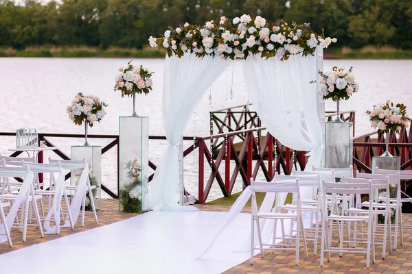 Wedding ceremony, wedding arch on the background of the river, beautiful decoration with flowers — Stock Photo, Image