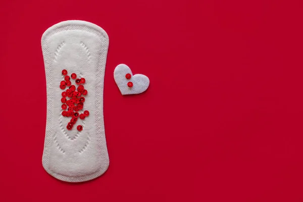 Almohadilla Menstrual Con Destellos Rojos Forma Corazón Sobre Fondo Rojo —  Fotos de Stock