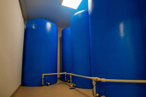 огромные пластиковые контейнеры для хранения и производства воды, очистка питьевой воды, фабричное производство, резервуары наполненные жидкостью, стратегическое снабжение водой
