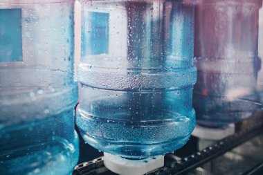 Su üretimi ve arıtma, fabrikada içilebilir suyla otomatik dolum, çamaşır sistemi, arıtma ve içme suyu, insan sağlığı için temiz su, taşıyıcı