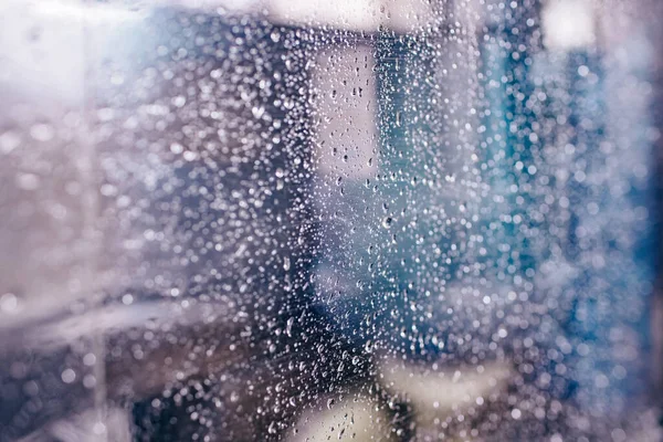 유리잔 자연적으로 떨어지는 물방울 방울로 만들어 본문을 옆모습 — 스톡 사진