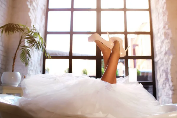 Утреннее Собрание Невесты Красивая Девушка Лежащая Ванной Подняла Ноги Вверх — стоковое фото