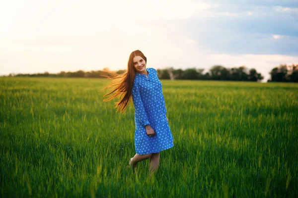 Beautiful Girl Dances Sunset Green Field Woman Has Fun Smiles — Stock Photo, Image