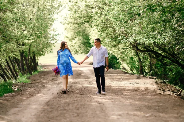 Una Niña Embarazada Marido Están Caminando Por Bosque Una Pareja — Foto de Stock