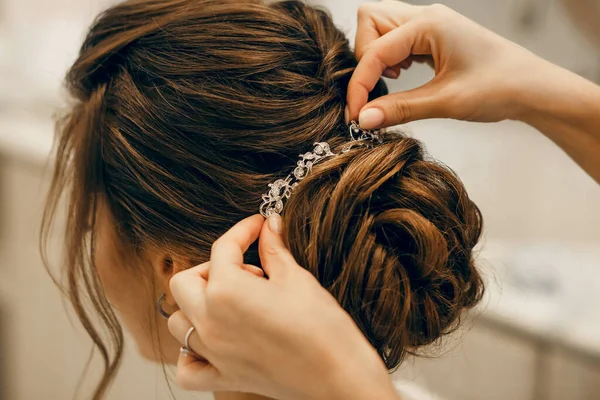 花嫁の朝だ 女の子はスタイリッシュな髪型を作り 友人は花嫁を助け 美しい髪の装飾 パーティーの準備 クローズアップヘアスタイル — ストック写真
