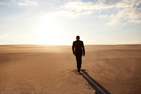 Uomo Giacca Cravatta Cammina Nel Deserto Solitudine Ricerca Del Suo — Foto Stock