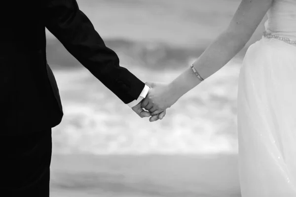 Fekete Fehér Fotó Friss Házasok Menyasszony Vőlegény Egymás Kezét Gyűrűkkel — Stock Fotó