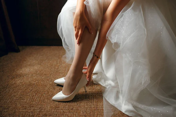 Mariée Dans Une Belle Robe Mariée Met Des Chaussures Matin — Photo