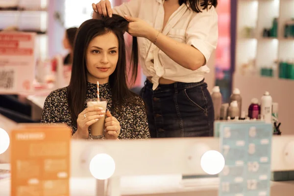 Parrucchiere Donna Acconciatura Una Bruna Salone Bellezza Processo Creazione Acconciatura — Foto Stock