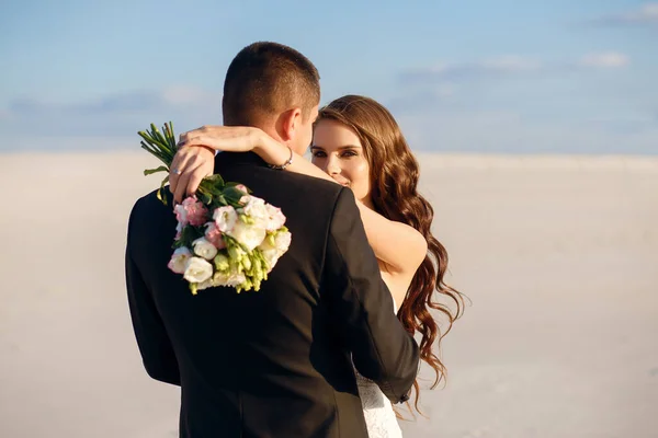 Ovanlig Bröllopsfotografering Öknen Bakgrund Vit Sand Vid Solnedgången Glad Brunett — Stockfoto