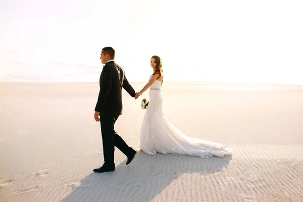 Menyasszony Vőlegény Sétálnak Sivatagban Kék Fehér Homok Egy Gyönyörű Pár — Stock Fotó