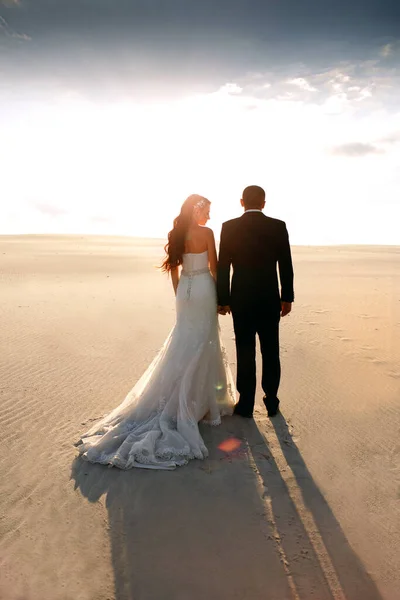 Braut Und Bräutigam Halten Sich Bei Sonnenuntergang Der Sandwüste Den — Stockfoto