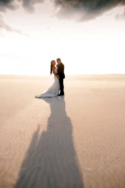 Novia Novio Abrazan Desierto Contra Atardecer Una Pareja Enamorada Hermoso — Foto de Stock