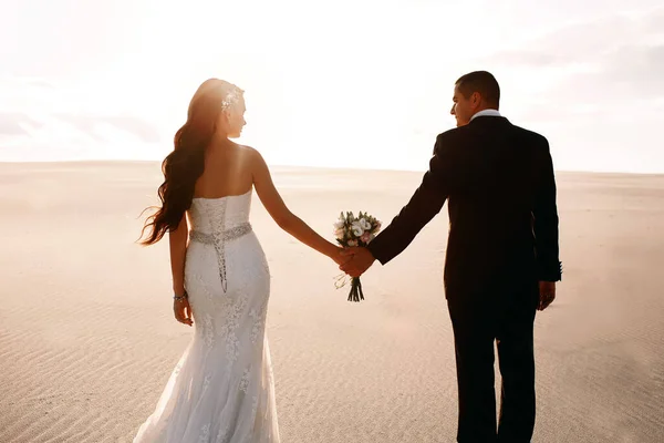 Menyasszony Vőlegény Sivatagban Kezében Egy Esküvői Csokrot Szeretet Gyengédség Dűnék — Stock Fotó