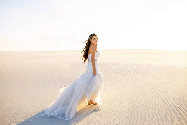 Schöne Braut Einem Schönen Langen Kleid Geht Auf Dem Sand — Stockfoto