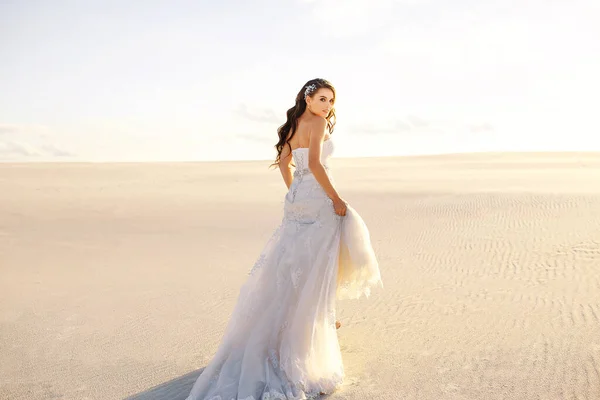 Schöne Braut Einem Schönen Langen Kleid Geht Auf Dem Sand — Stockfoto