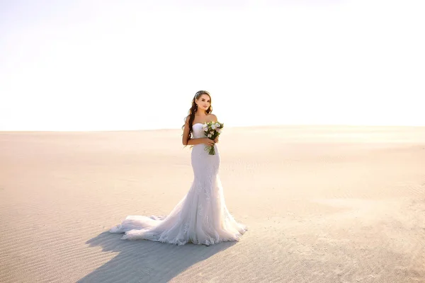 Die Braut Langen Brautkleid Mit Blumenstrauß Steht Sand Der Wüste — Stockfoto