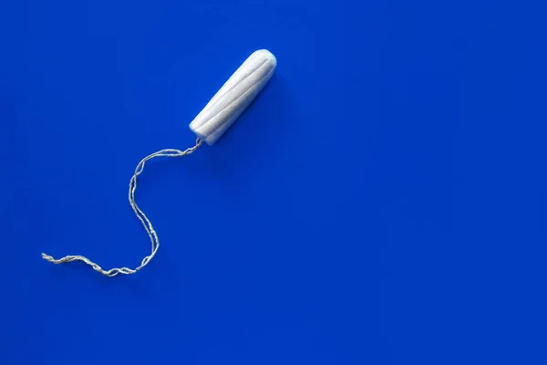 Orvosi Női Tampon Kék Alapon Felülnézetből Női Menstruáció Vérszívó Kritikus — Stock Fotó